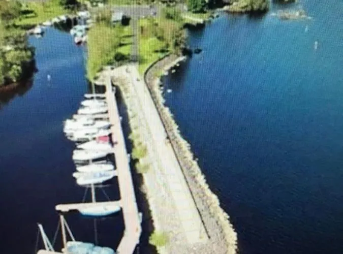 לינה וארוחת בוקר Lakeland House Ballina (Tipperary)